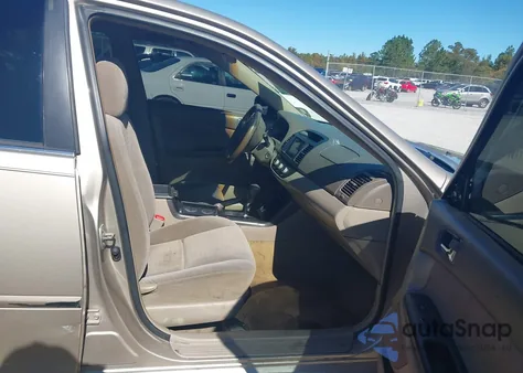 2005 Toyota Camry Le z USA, uszkodzony, nr VIN 4T1BE32K05U556153